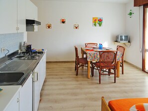 Frigorifero, microonde, pentole/stoviglie/utensili