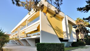 Ein modernes Gebäude mit einem markanten architektonischen Design, das durch ein geneigtes Dach und große Fenster gekennzeichnet ist.