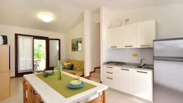 Frigorifero, microonde, seggiolone, pentole/stoviglie/utensili