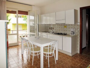 Kühlschrank, Mikrowelle, Hochstuhl, Kochgeschirr/Geschirr/Besteck