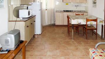 Kühlschrank, Mikrowelle, Kochgeschirr/Geschirr/Besteck