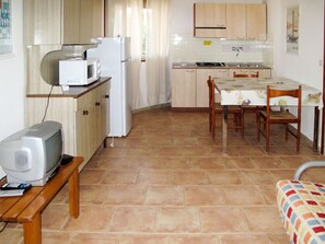 Kühlschrank, Mikrowelle, Kochgeschirr/Geschirr/Besteck