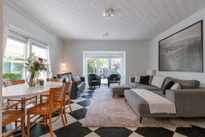 Hus | 2 sovrum, skrivbord och internet