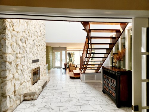 Charming 5-bedroom house with WiFi, AC in lovely Bay Shore