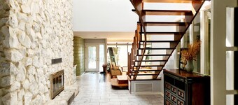 Charming 5-bedroom house with WiFi, AC in lovely Bay Shore