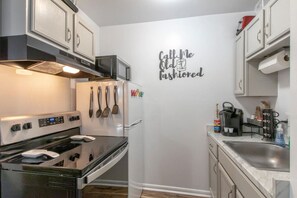 Refrigerador, horno, parrilla de estufa y cafetera y tetera 