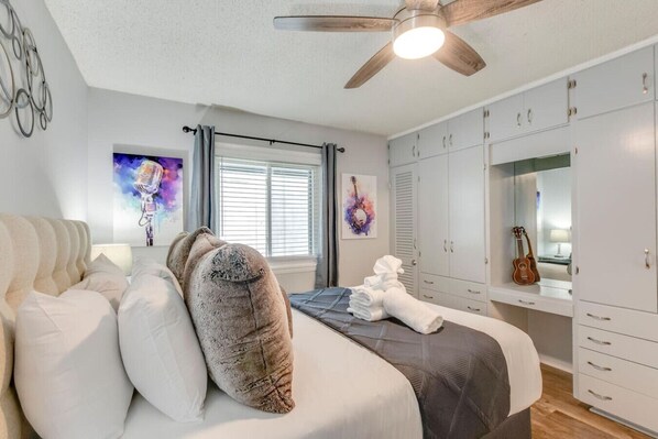 1 bedroom, desk, iron/ironing board, WiFi