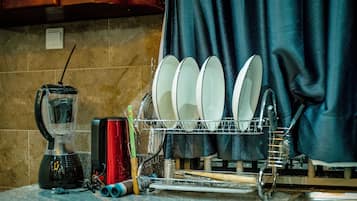 Frigorífico grande, microondas, horno y utensilios de cocina