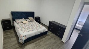 3 chambres, fer et planche à repasser, Wi-Fi, draps fournis