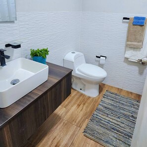 Shower, hair dryer, towels, toilet paper - Apartment San Borja: Excelent location - Rambla, Teatro Nacional, Jockey Plaza. (San Borja)