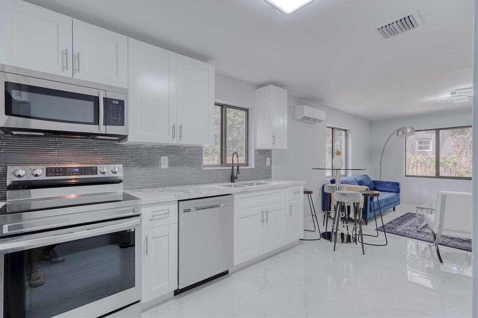 Cozy 2 Bedroom by Design District!
