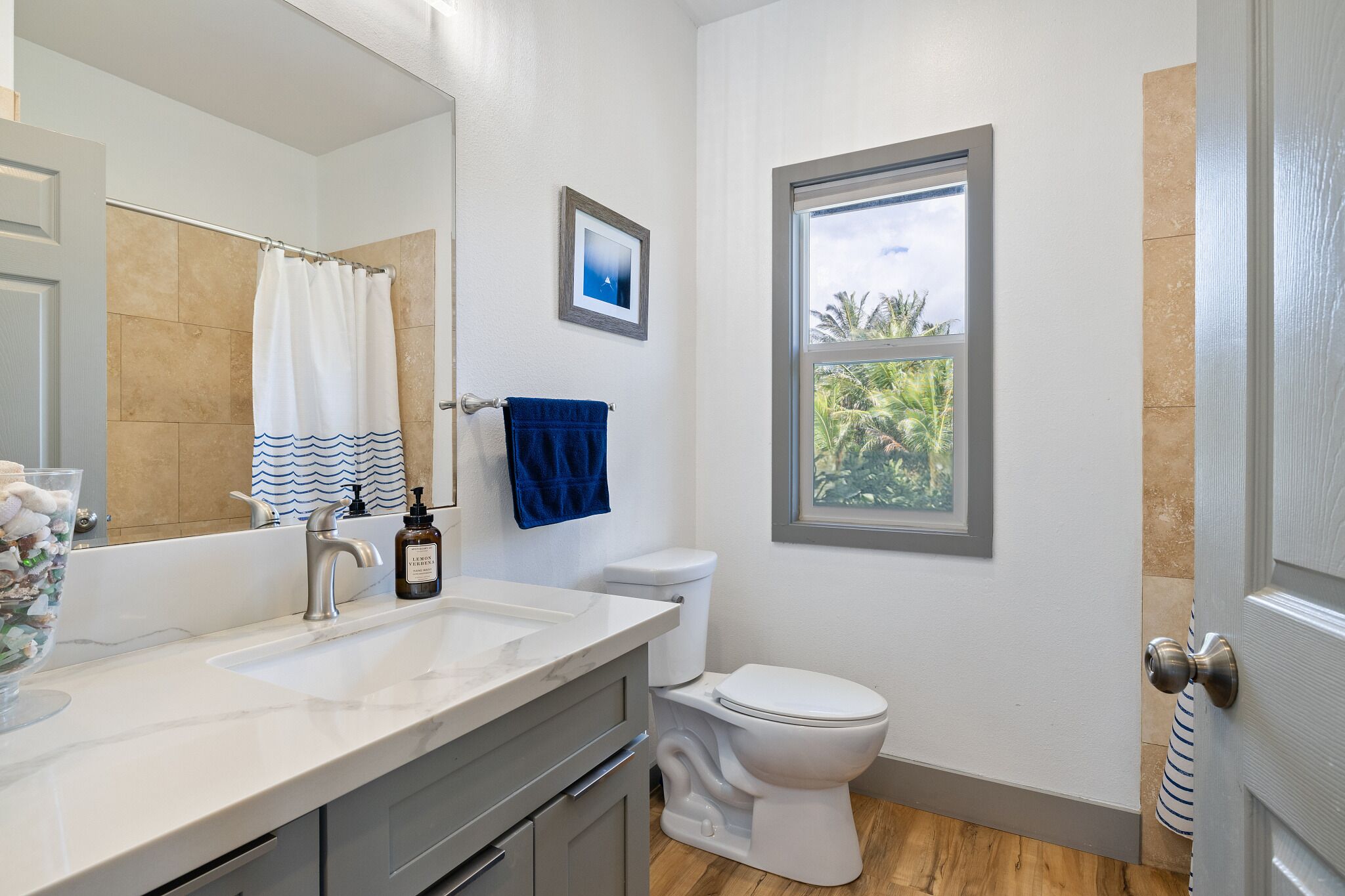 Regadera, secadora de cabello, toallas 