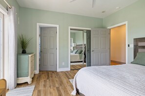 5 habitaciones, tabla de planchar con plancha y cuna de viaje 