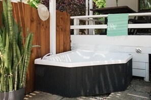 Outdoor spa tub - Hale Kekana, 7BR Beachfront Estate (Hauula)