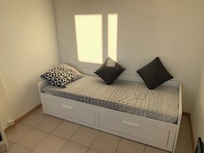 1 slaapkamer, een strijkplank/strijkijzer, wifi, beddengoed