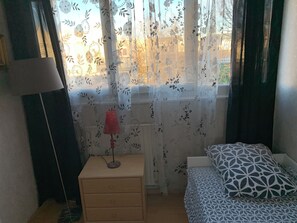 1 slaapkamer, een strijkplank/strijkijzer, wifi, beddengoed