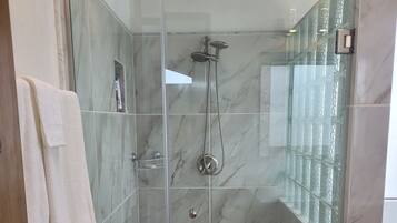 Shower, jetted bath, hair dryer, towels