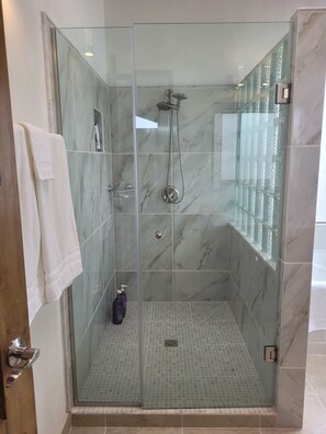 Dusche, Whirlpool, Haartrockner, Handtücher