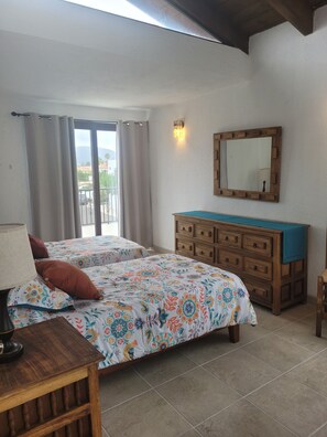 4 habitaciones, escritorio, tabla de planchar con plancha y wifi 