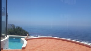 Una piscina con vista al océano.