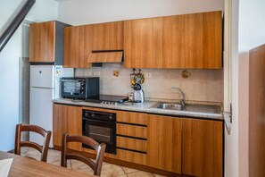 Frigorifero, forno, piano cottura, macchina per tè/caffè