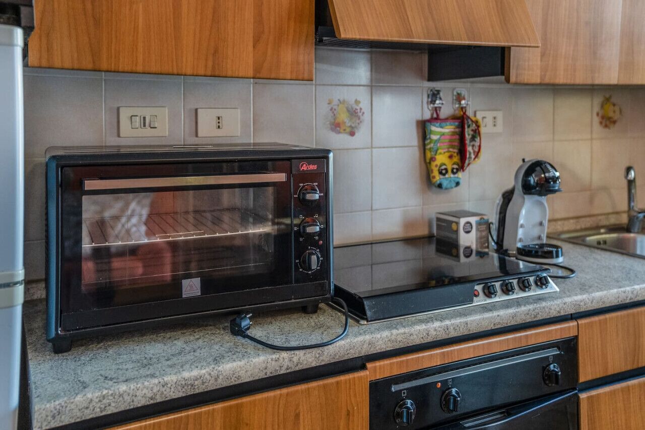 Réfrigérateur, four, plaque de cuisson, cafetière/bouilloire