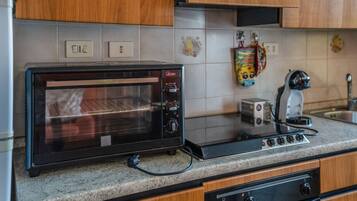 Kühlschrank, Ofen, Herdplatte, Wasserkocher mit Kaffee-/Teezubehör