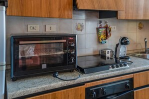 Fridge, oven, stovetop, coffee/tea maker