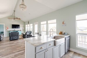 Interior - King Bed, Pet Friendly. Sleeps 8 (Bolivar Peninsula)