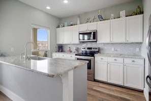 Fridge, microwave, oven, stovetop - King Bed, Pet Friendly. Sleeps 8 (Bolivar Peninsula)