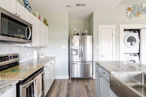 Fridge, microwave, oven, stovetop - King Bed, Pet Friendly. Sleeps 8 (Bolivar Peninsula)