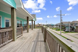 Property grounds - King Bed, Pet Friendly. Sleeps 8 (Bolivar Peninsula)