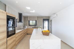 Refrigerador, microondas, horno y lavavajillas 