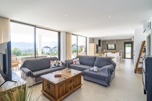 TV - Cubo's Casa Rural Bellaluz / private pool / air conditioning / free wifi (Alhaurín el Grande)