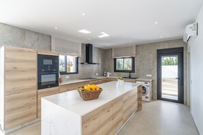 Fridge, microwave, oven, dishwasher - Cubo's Casa Rural Bellaluz / private pool / air conditioning / free wifi (Alhaurín el Grande)