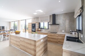 Refrigerador, microondas, horno y lavavajillas 