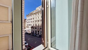 Blick aus einem Fenster auf eine Straße.
