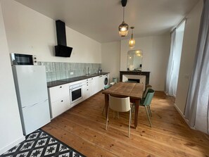Réfrigérateur, micro-ondes, four, plaque de cuisson