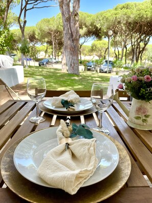 Outdoor dining - ALBUFEIRA AÇOTEIAS DESIGN APARTMENT by HOMING (Albufeira)