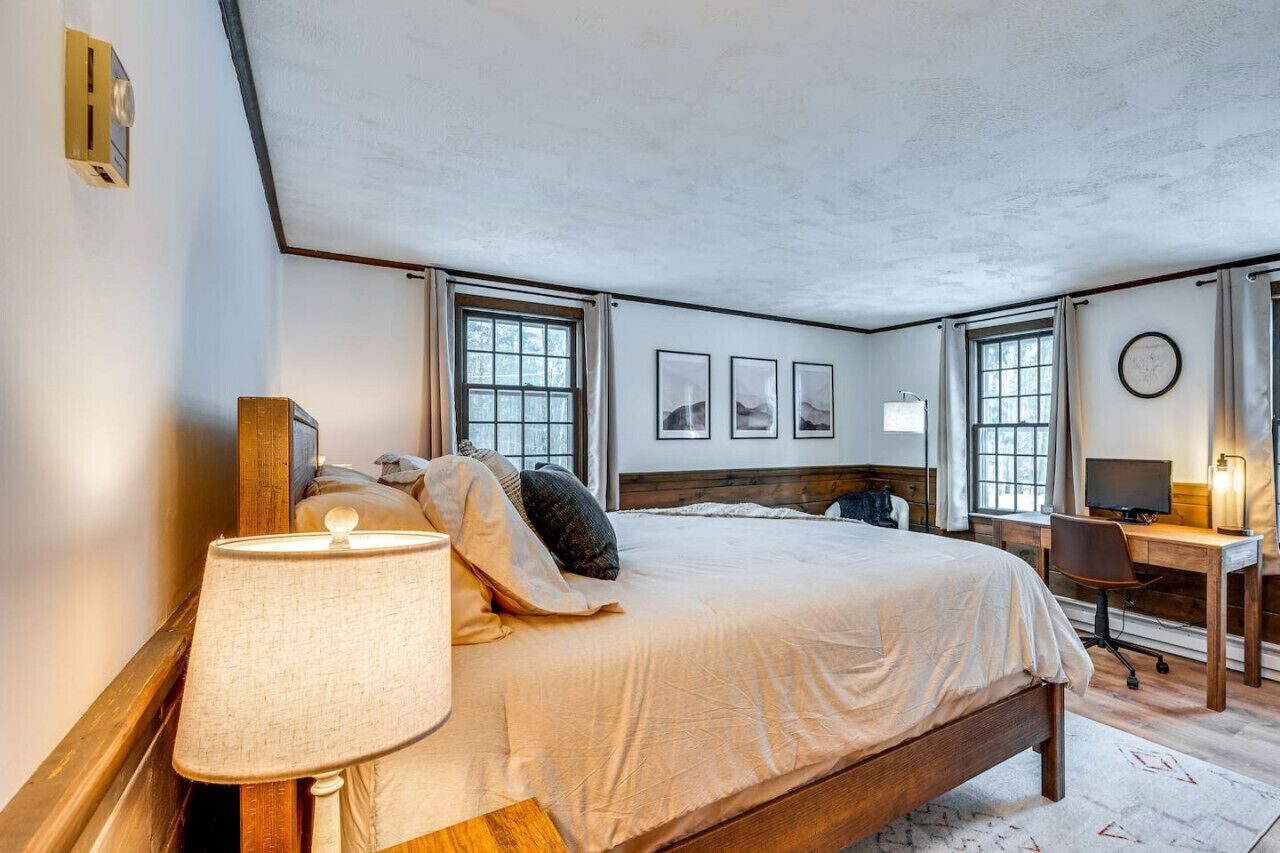 4 soverom, skrivebord, strykejern/-brett og reiseseng for barn