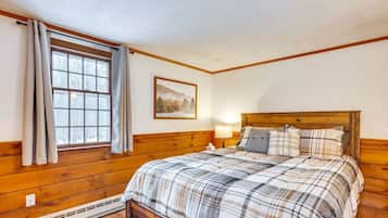 4 bedrooms, desk, iron/ironing board, travel crib