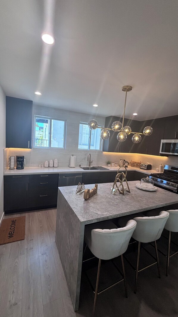 Réfrigérateur, four à micro-ondes, un four, lave-vaisselle