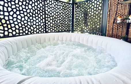 Outdoor spa tub. Gîte Délia