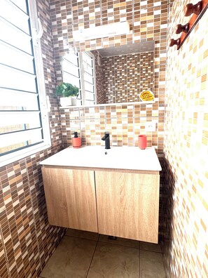 Hårtørrer, håndklæder, Sæbe, Toiletpapir