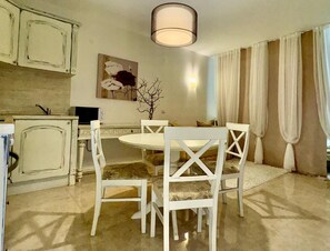 Dining - Luxury Coastal Dreams Apartment (Свети Влас)