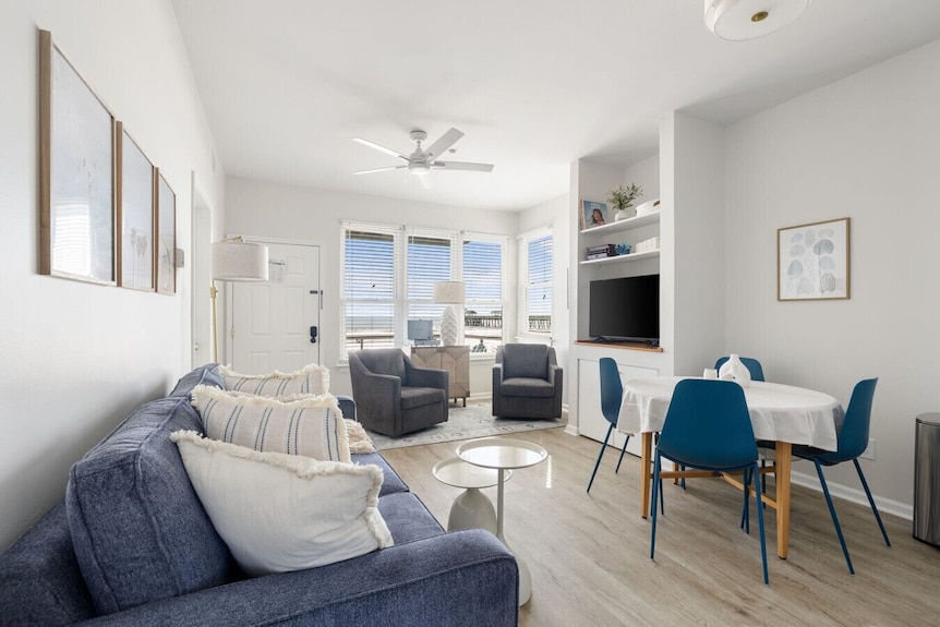 Front Beach Condo! 1 Block To Folly`s Center St. - Folly Beach, SC