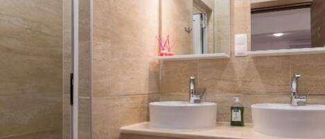 Douche, séchoir à cheveux, serviettes fournies