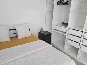 3 habitaciones, tabla de planchar con plancha, wifi y ropa de cama 