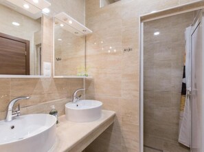 Shower, hair dryer, towels