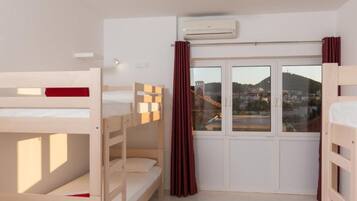 1 habitación, tabla de planchar con plancha, wifi y ropa de cama